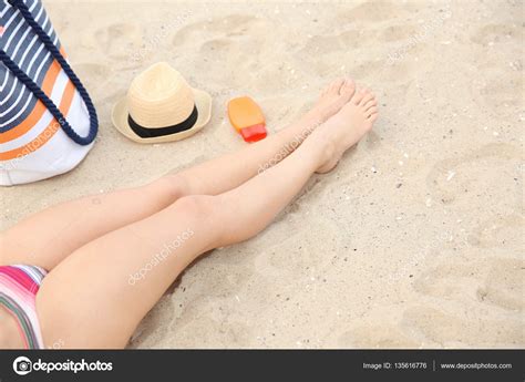 fotos de piernas en la playa|37,426 Piernas Femeninas En La Playa Fotos de .